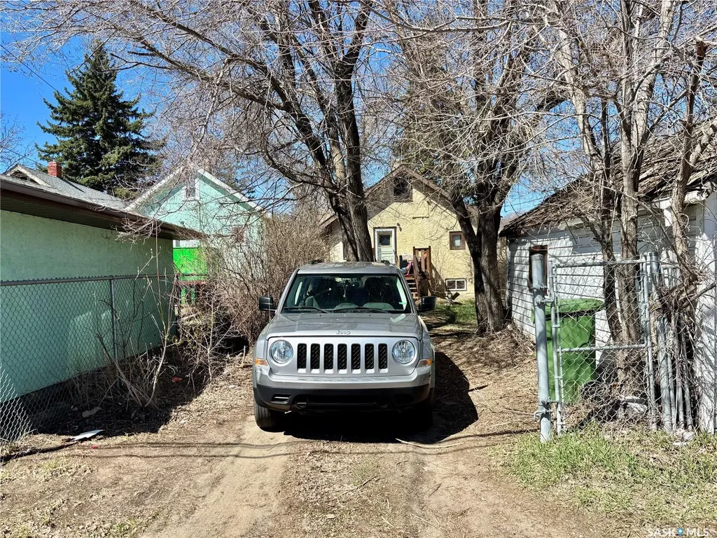 1337 Mctavish Street Regina SK S4T 3W1