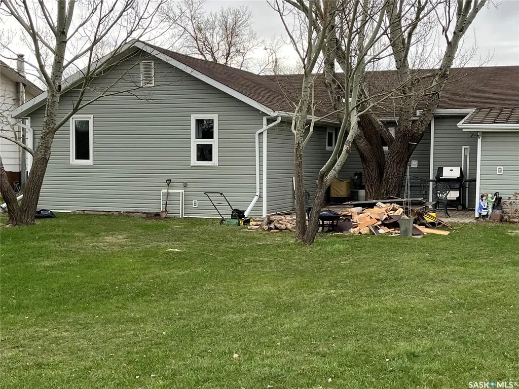 9 2nd Street E Willow Bunch SK S0H 4K0