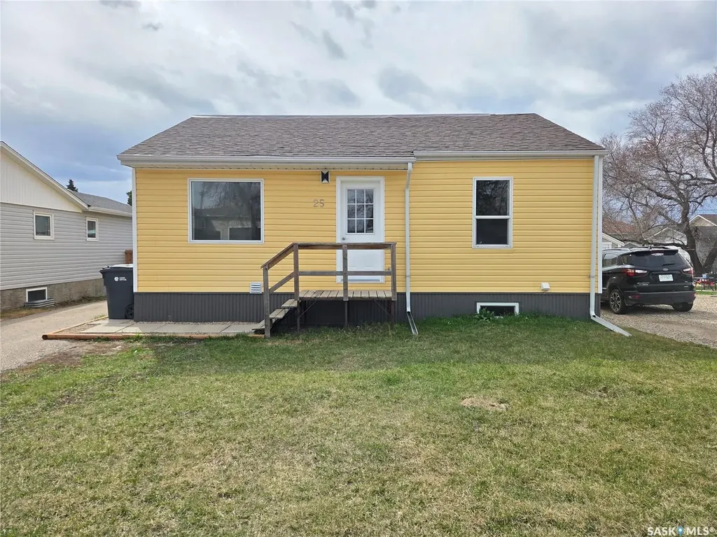 25 Rhodes Street Redvers SK S0C 2H0
