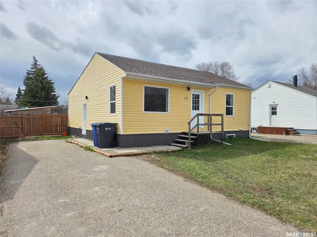 25 Rhodes Street Redvers SK S0C 2H0