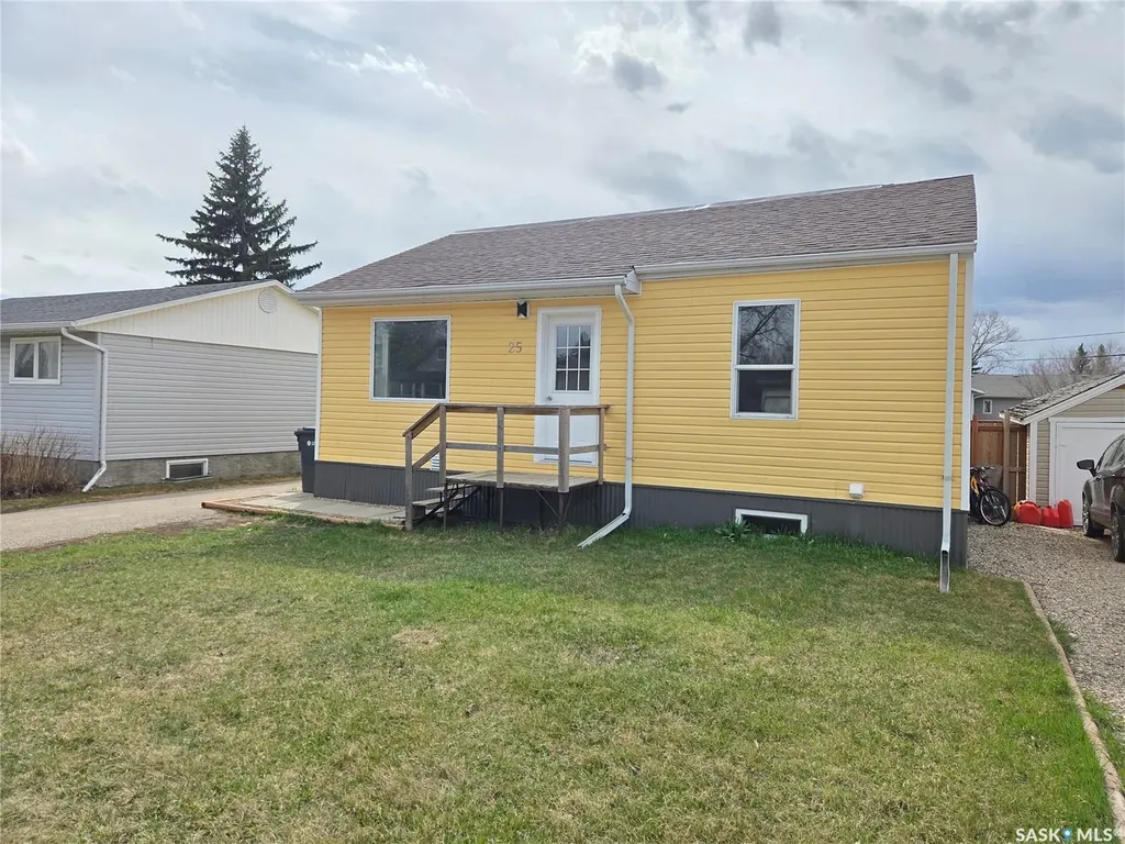 25 Rhodes Street Redvers SK S0C 2H0