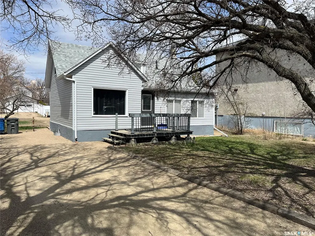 217 4th Avenue W Gravelbourg SK S0H 1X0