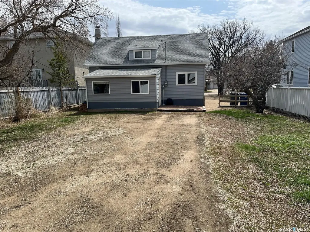 217 4th Avenue W Gravelbourg SK S0H 1X0
