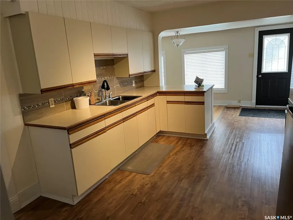 217 4th Avenue W Gravelbourg SK S0H 1X0