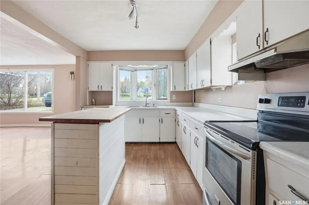 1065 Stadacona Street W Moose Jaw SK S6H 2B1