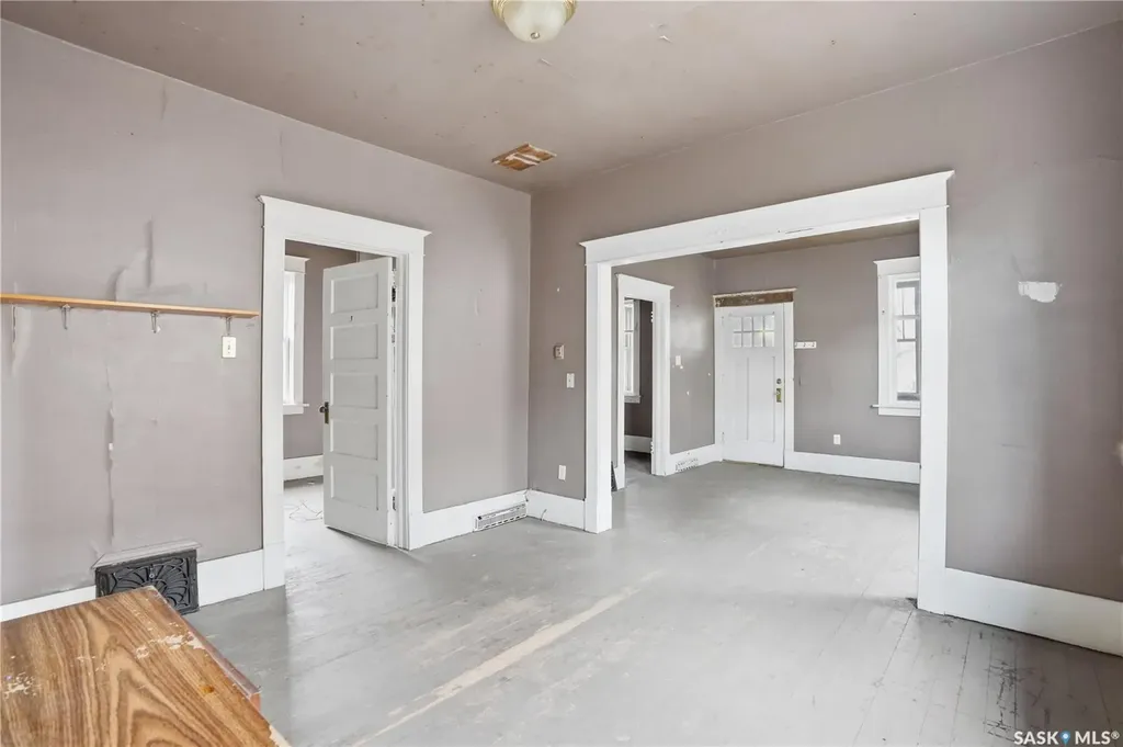 1284 3rd Avenue NE Moose Jaw SK S6H 1G3