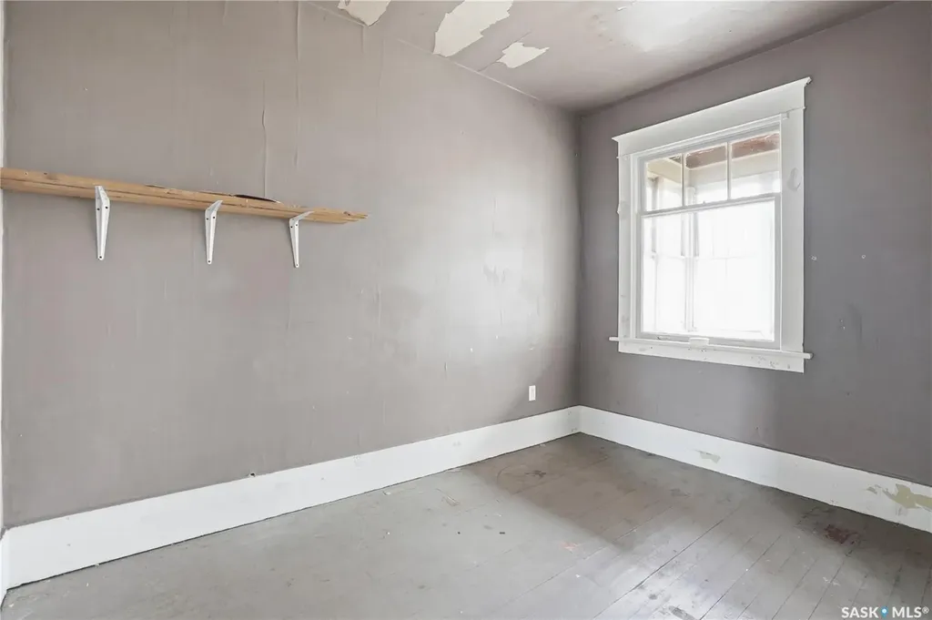 1284 3rd Avenue NE Moose Jaw SK S6H 1G3