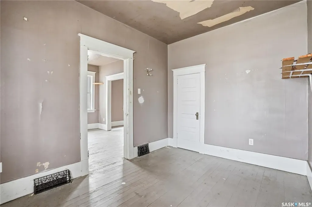 1284 3rd Avenue NE Moose Jaw SK S6H 1G3