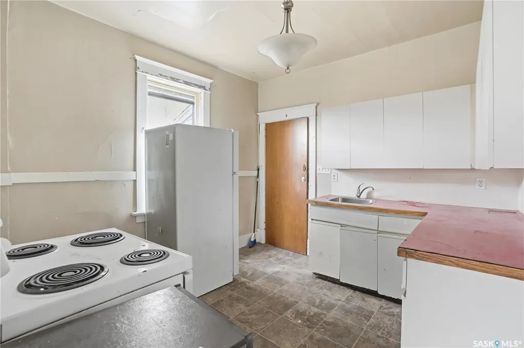 1284 3rd Avenue NE Moose Jaw SK S6H 1G3