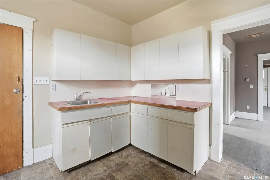 1284 3rd Avenue NE Moose Jaw SK S6H 1G3