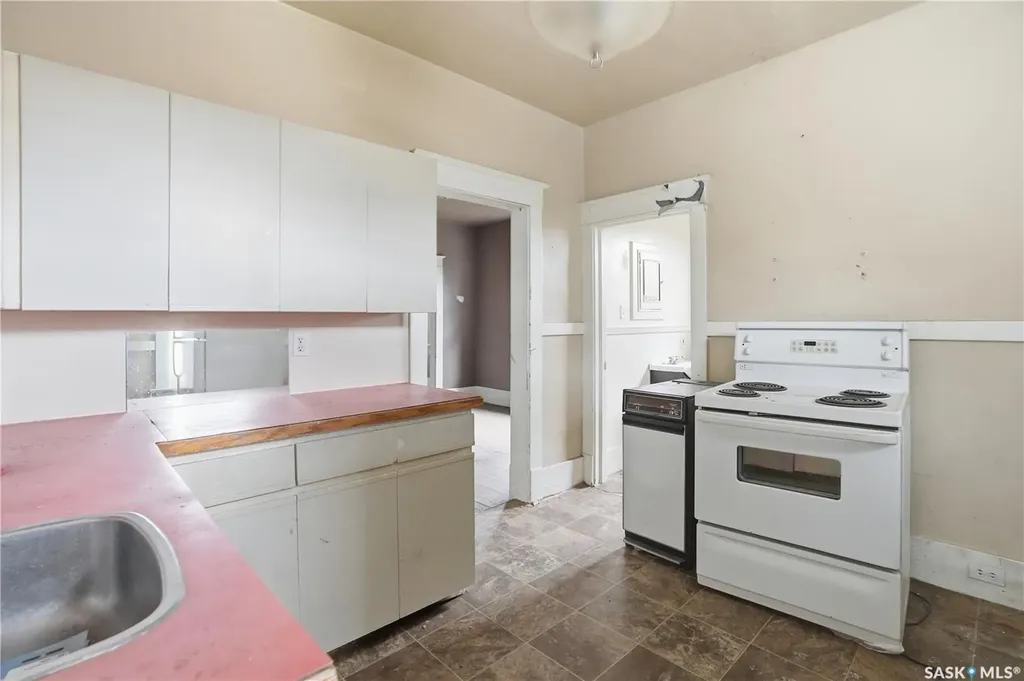 1284 3rd Avenue NE Moose Jaw SK S6H 1G3