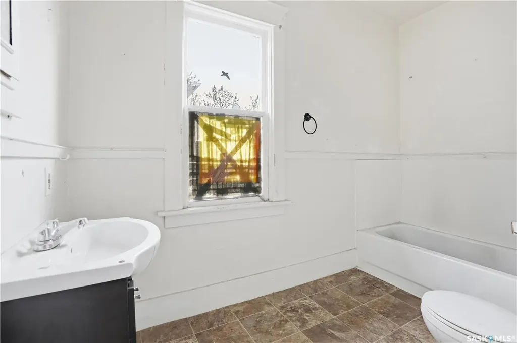 1284 3rd Avenue NE Moose Jaw SK S6H 1G3