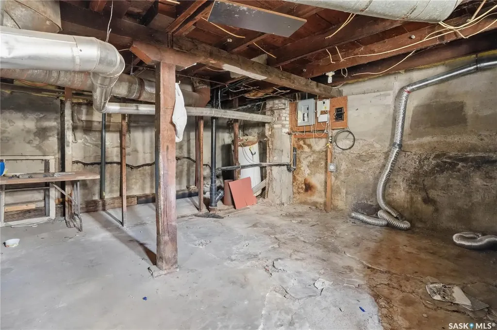 1284 3rd Avenue NE Moose Jaw SK S6H 1G3