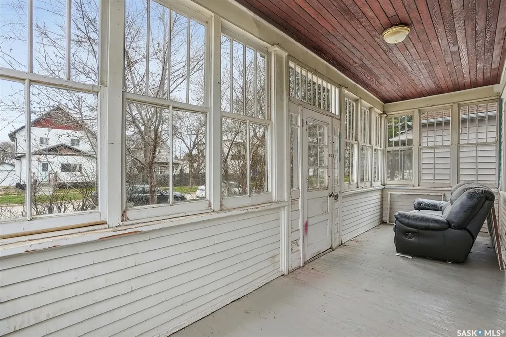 1284 3rd Avenue NE Moose Jaw SK S6H 1G3