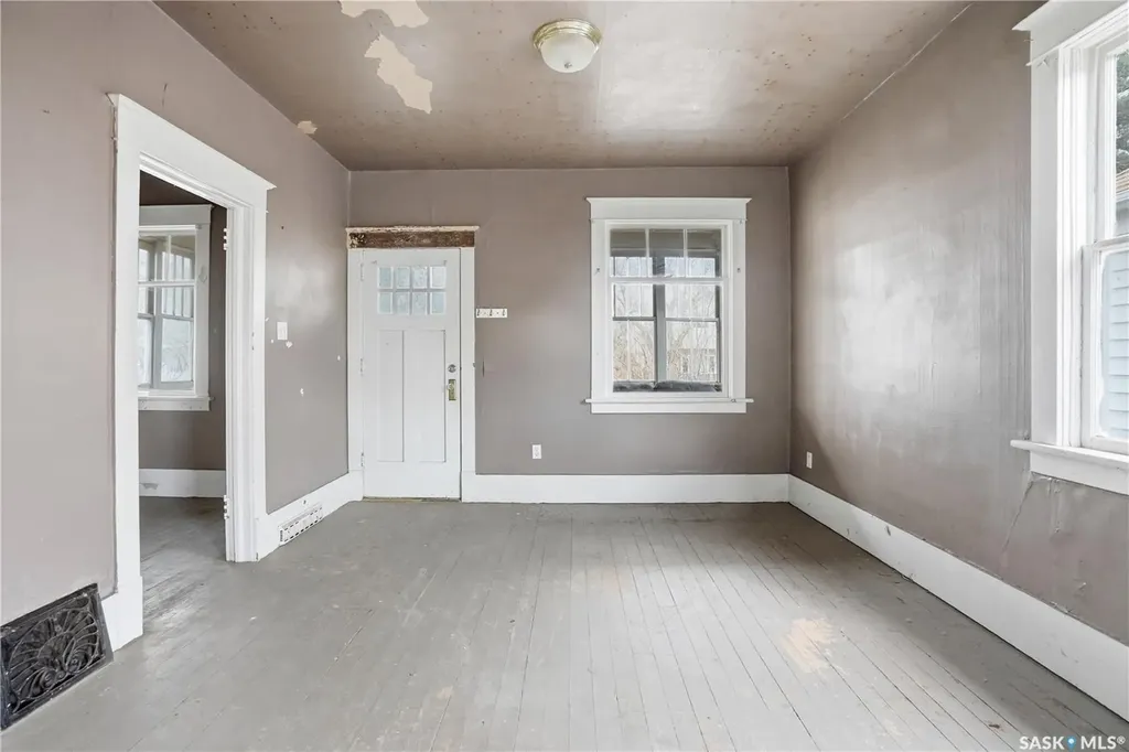 1284 3rd Avenue NE Moose Jaw SK S6H 1G3