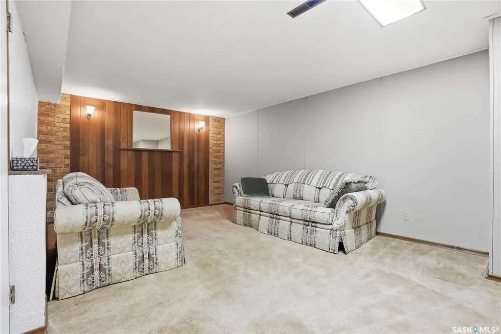 1663 Alexandra Avenue Saskatoon SK S7K 3C4