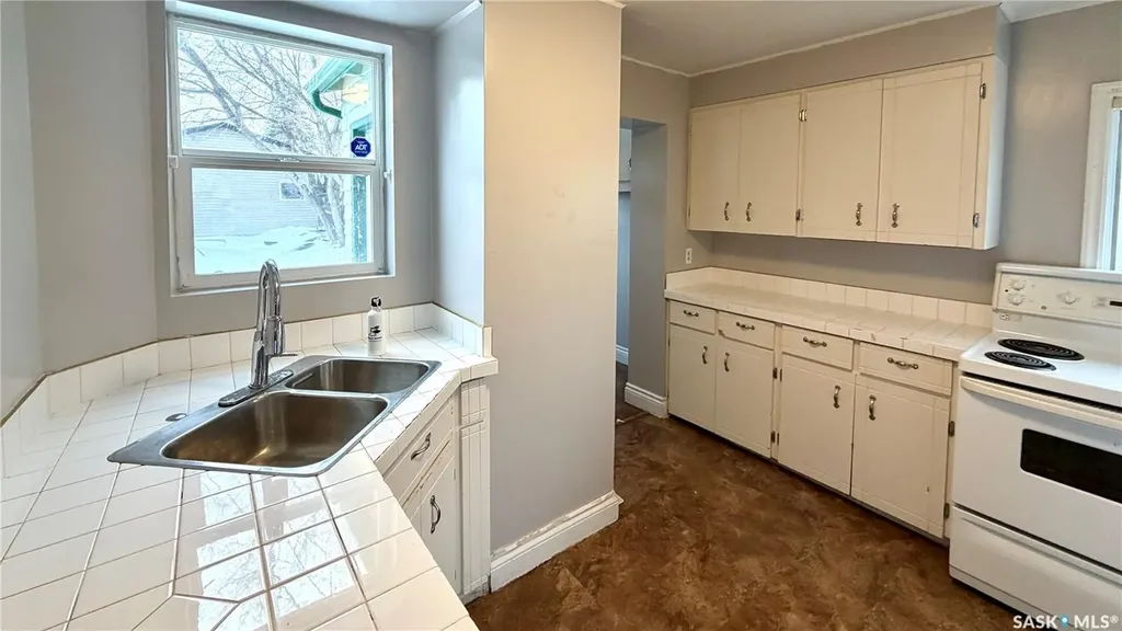 217 L Avenue N Saskatoon SK S7L 2P3