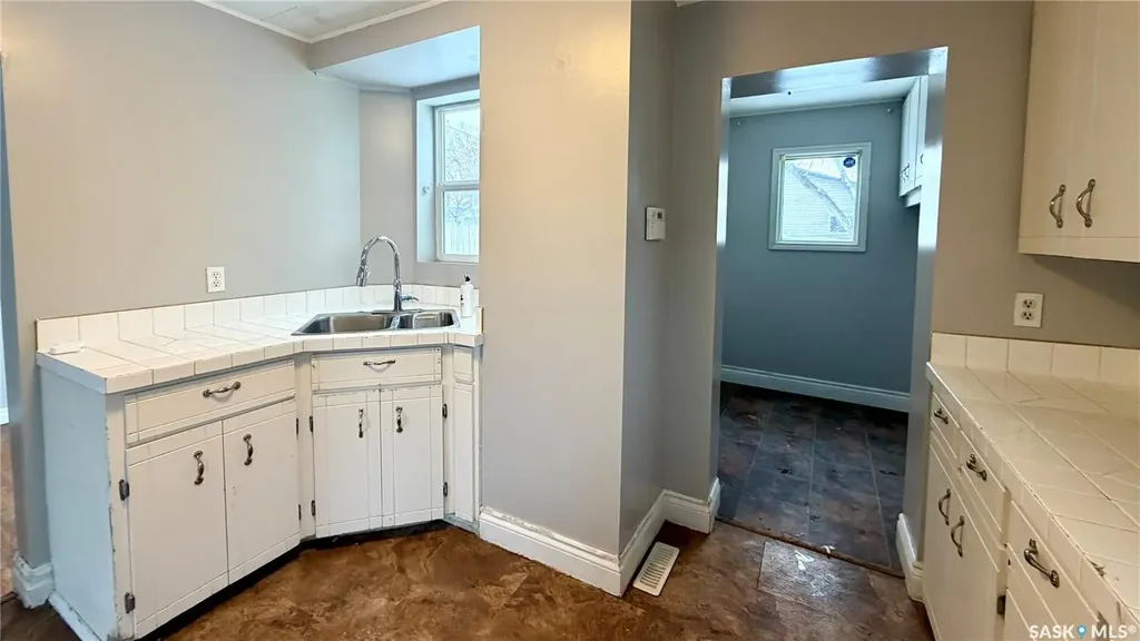 217 L Avenue N Saskatoon SK S7L 2P3