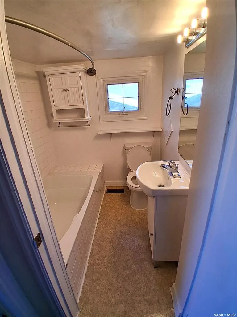 217 L Avenue N Saskatoon SK S7L 2P3