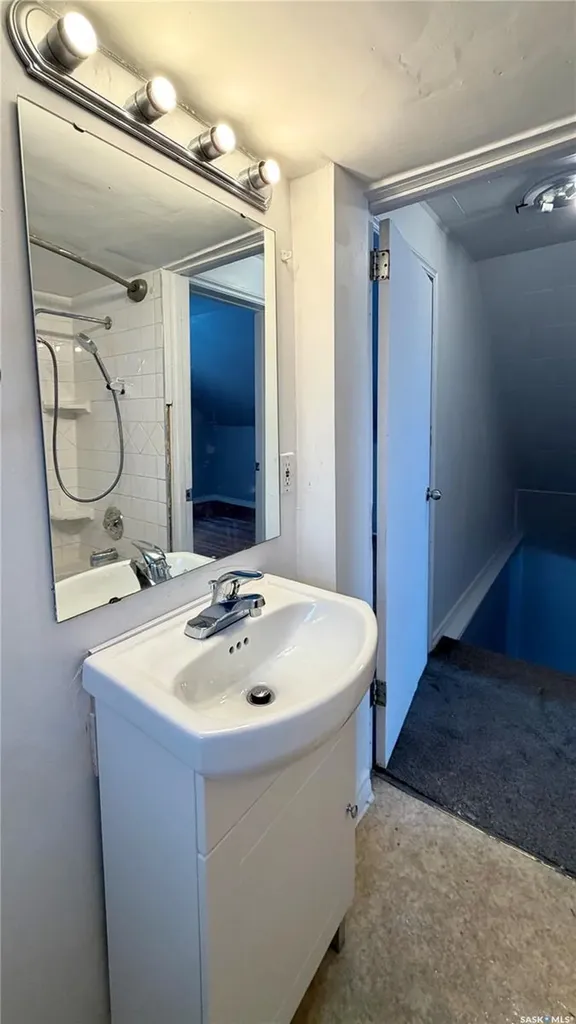217 L Avenue N Saskatoon SK S7L 2P3
