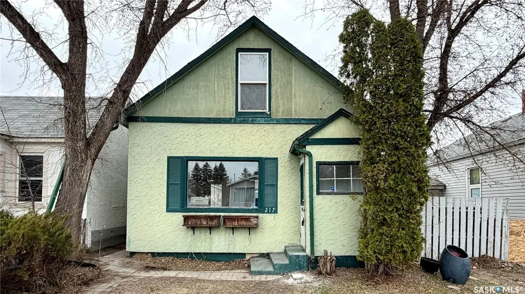 217 L Avenue N Saskatoon SK S7L 2P3