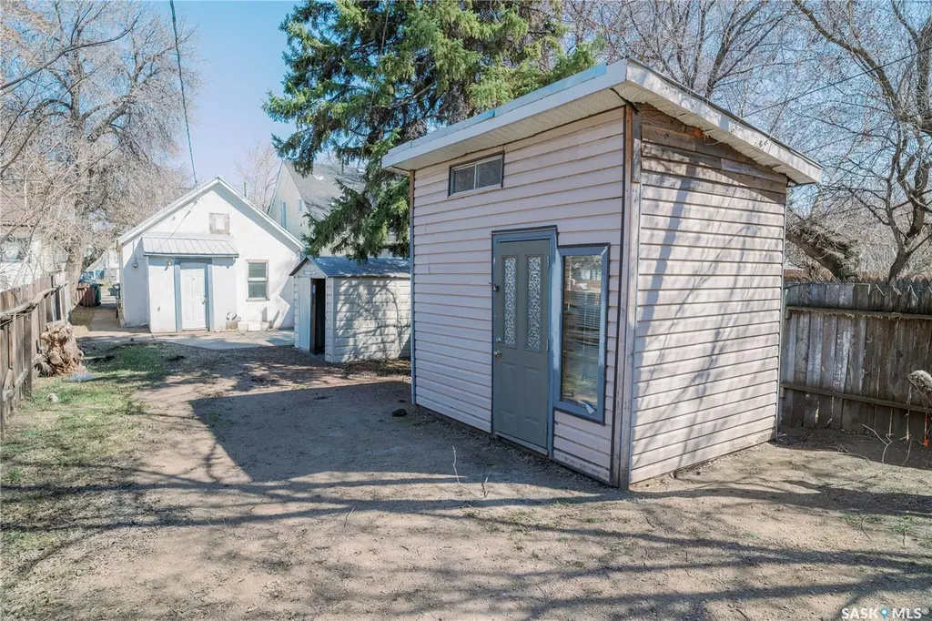 439 R Avenue S Saskatoon SK S7M 2Z4