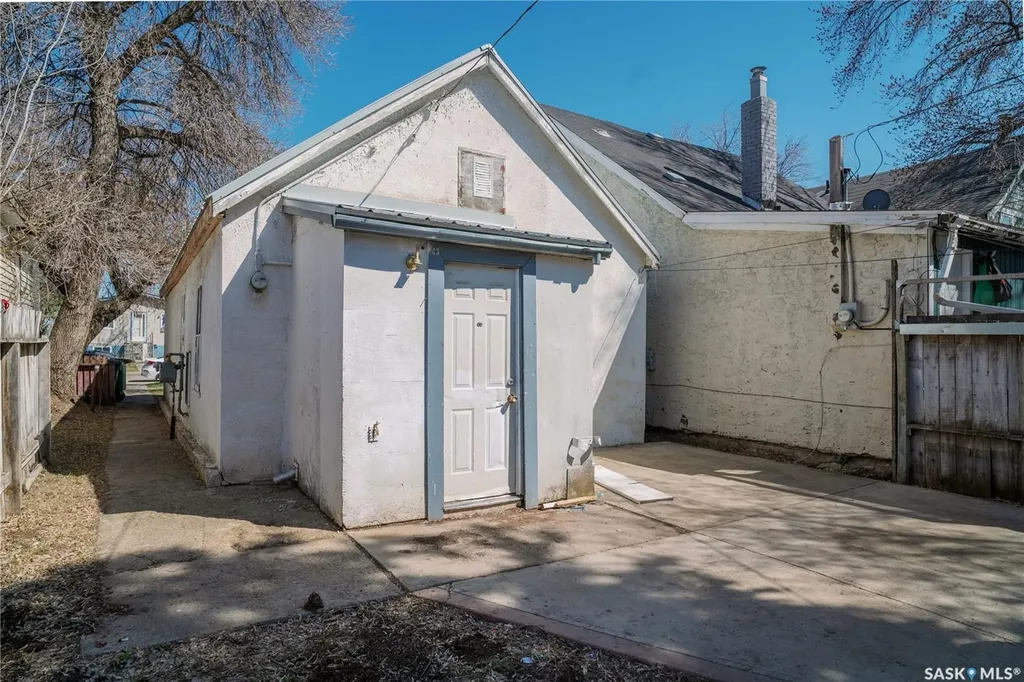 439 R Avenue S Saskatoon SK S7M 2Z4
