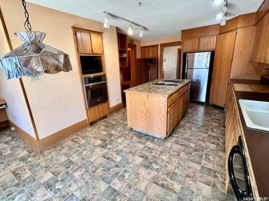 21 Angus Crescent Regina SK S4T 6N1