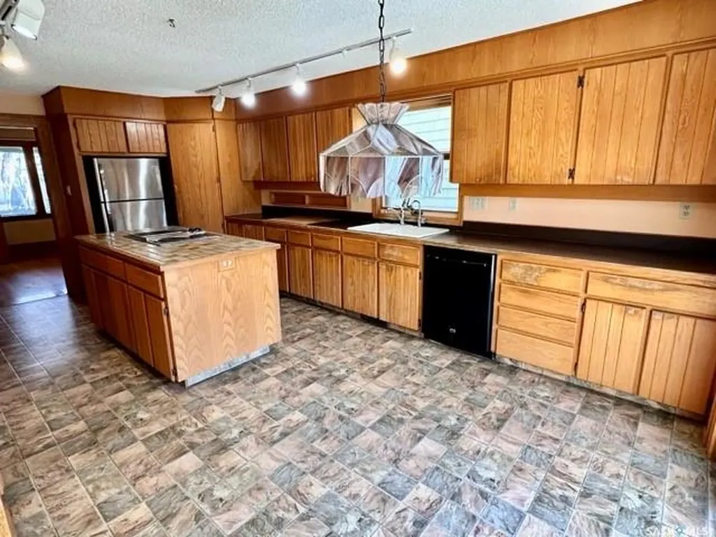 21 Angus Crescent Regina SK S4T 6N1