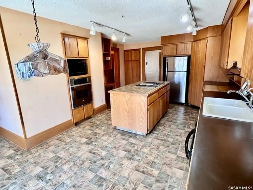21 Angus Crescent Regina SK S4T 6N1