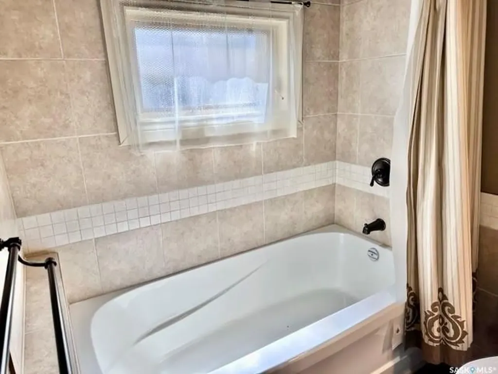 21 Angus Crescent Regina SK S4T 6N1