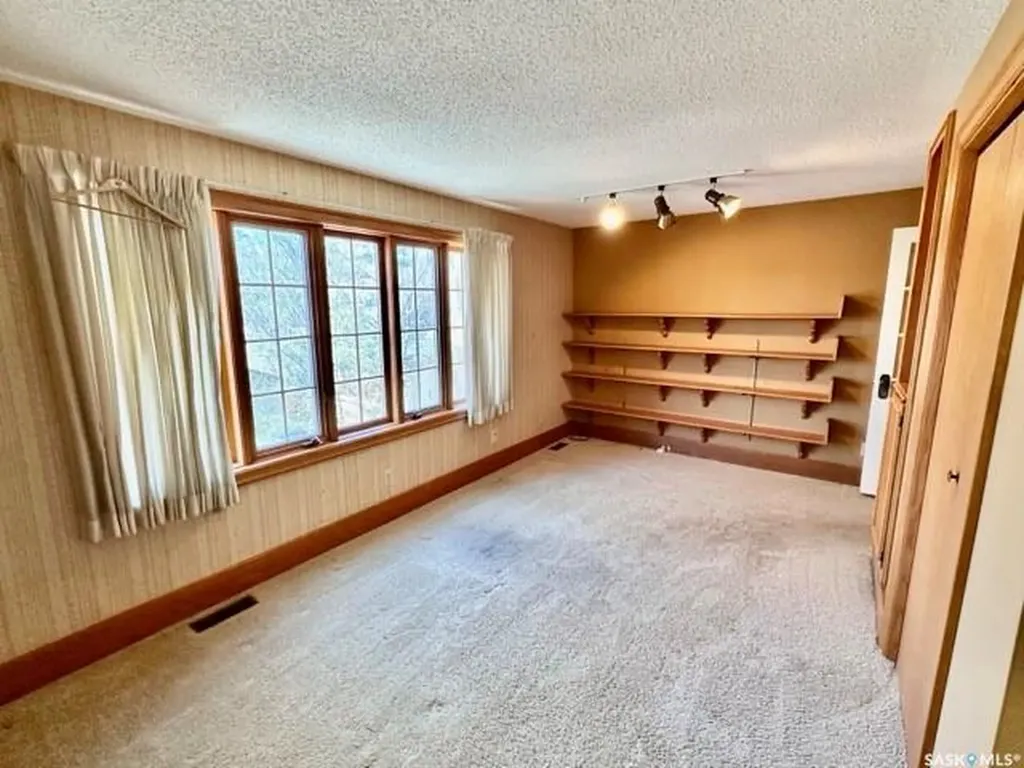 21 Angus Crescent Regina SK S4T 6N1