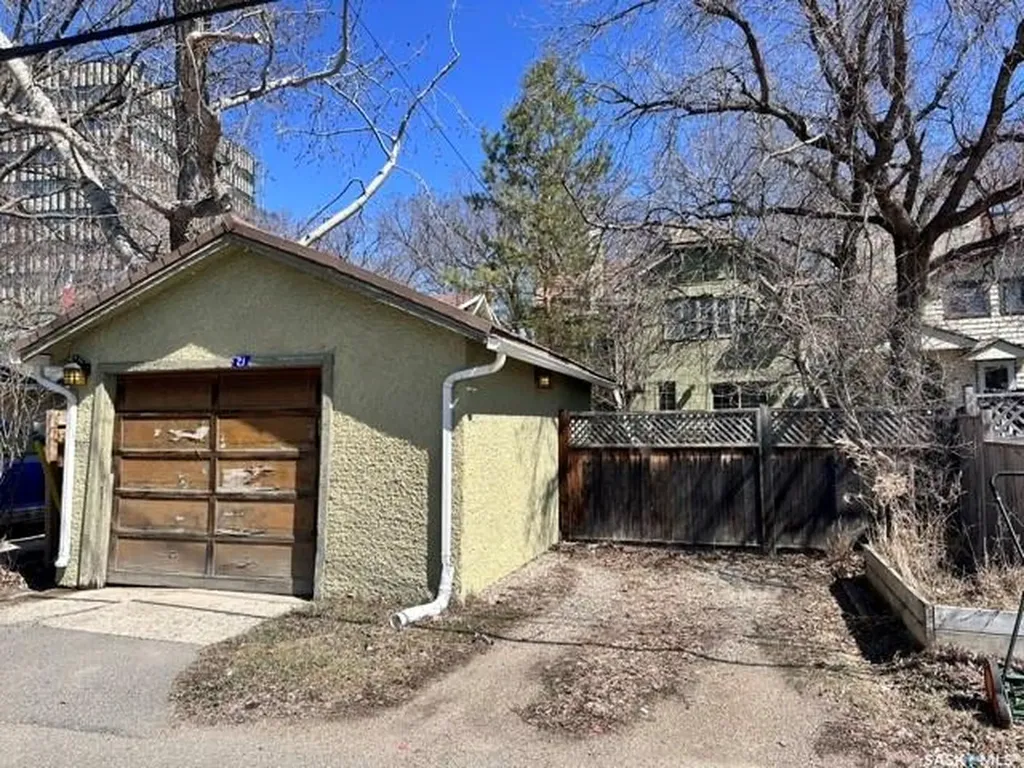 21 Angus Crescent Regina SK S4T 6N1