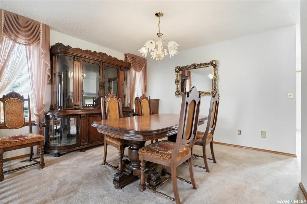 238 S Avenue N Saskatoon SK S7L 2Z8