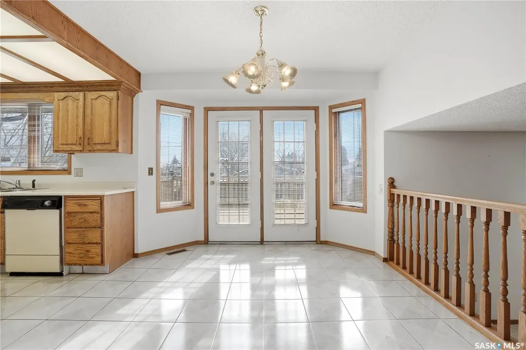 238 S Avenue N Saskatoon SK S7L 2Z8