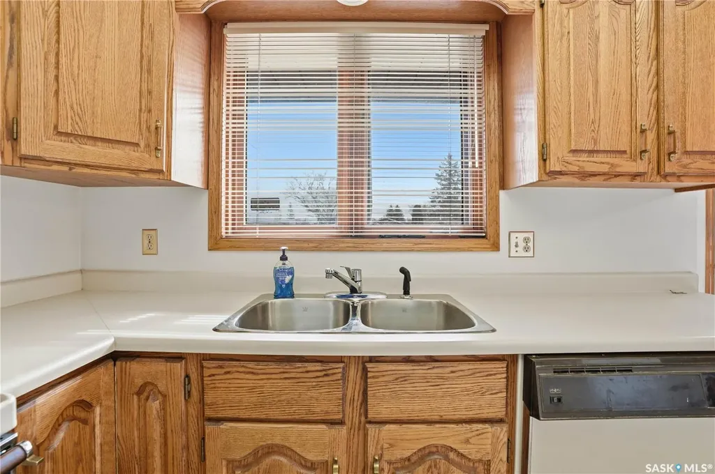 238 S Avenue N Saskatoon SK S7L 2Z8