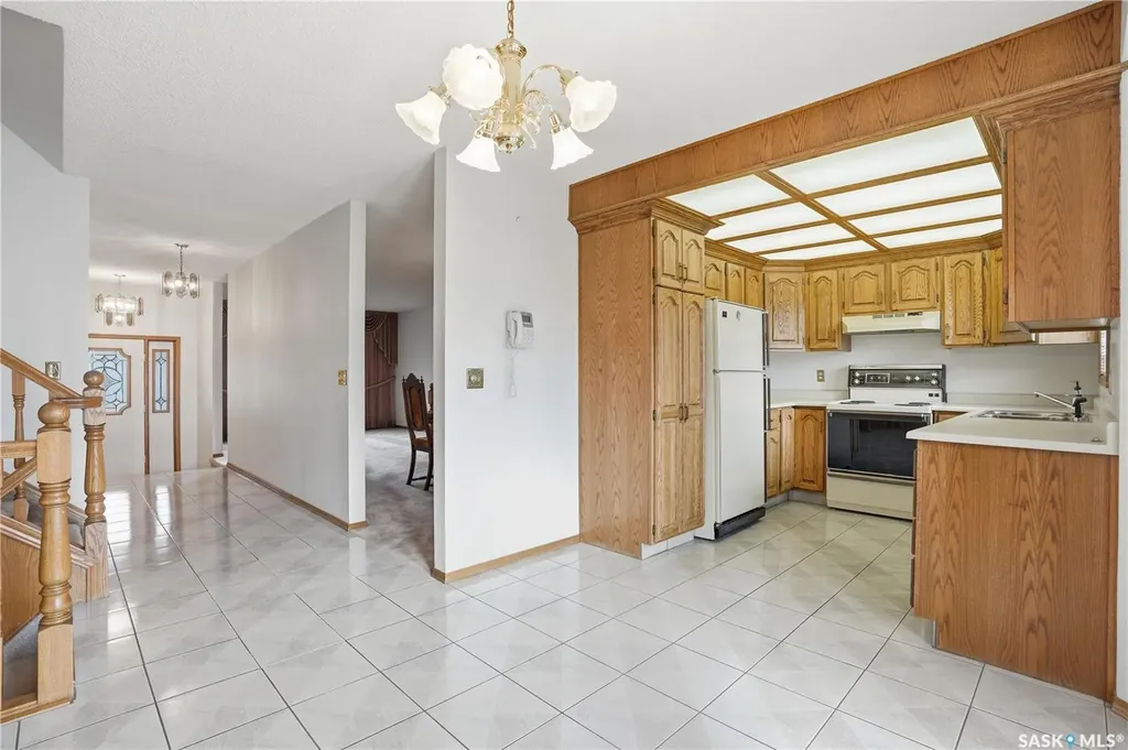 238 S Avenue N Saskatoon SK S7L 2Z8