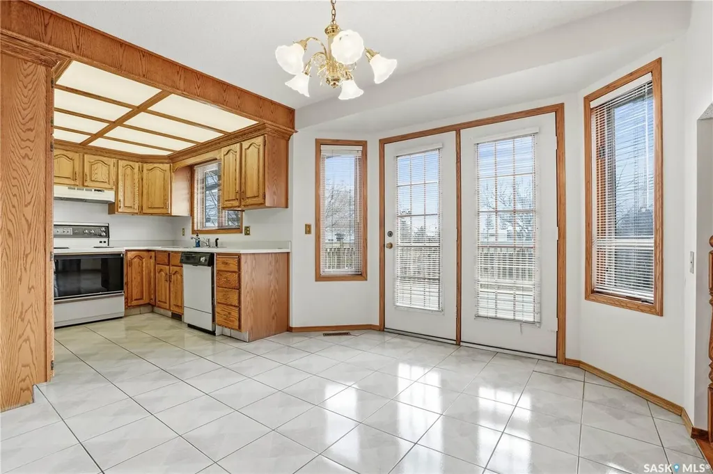 238 S Avenue N Saskatoon SK S7L 2Z8