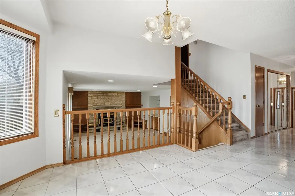 238 S Avenue N Saskatoon SK S7L 2Z8