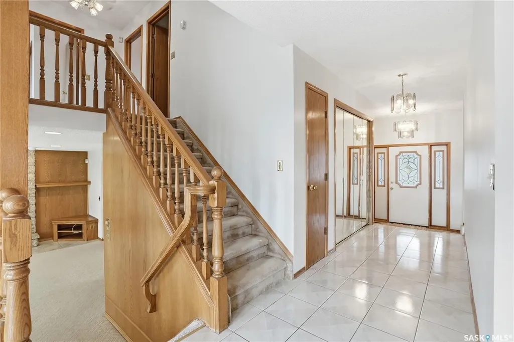 238 S Avenue N Saskatoon SK S7L 2Z8