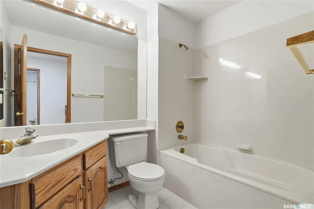 238 S Avenue N Saskatoon SK S7L 2Z8