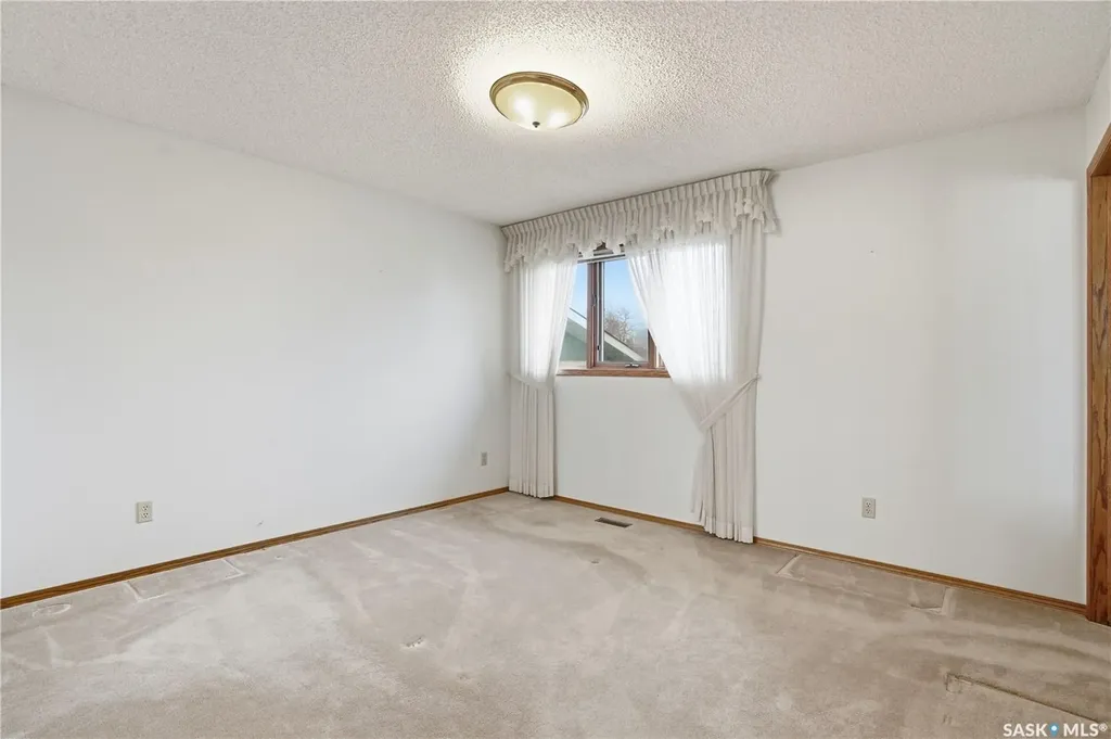 238 S Avenue N Saskatoon SK S7L 2Z8