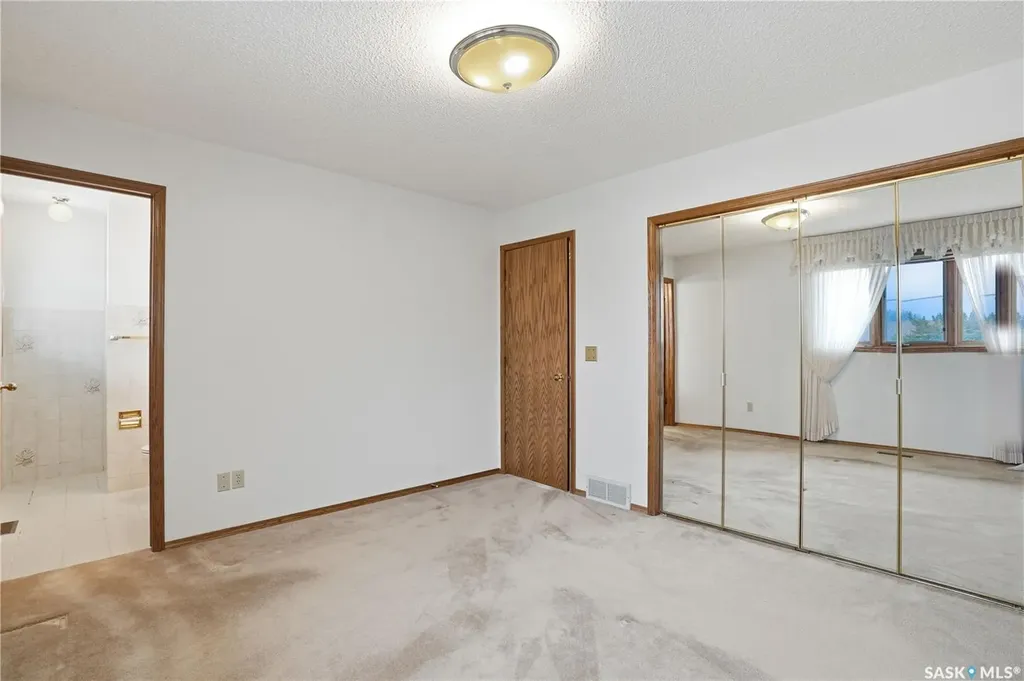 238 S Avenue N Saskatoon SK S7L 2Z8