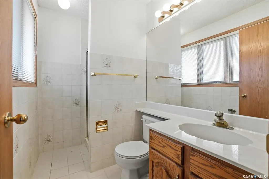 238 S Avenue N Saskatoon SK S7L 2Z8
