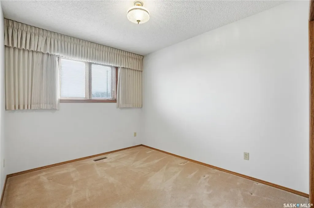 238 S Avenue N Saskatoon SK S7L 2Z8