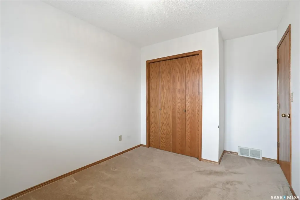 238 S Avenue N Saskatoon SK S7L 2Z8