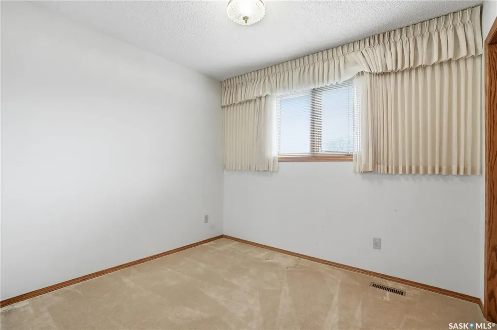 238 S Avenue N Saskatoon SK S7L 2Z8