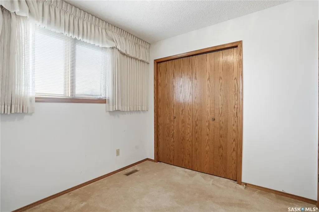 238 S Avenue N Saskatoon SK S7L 2Z8