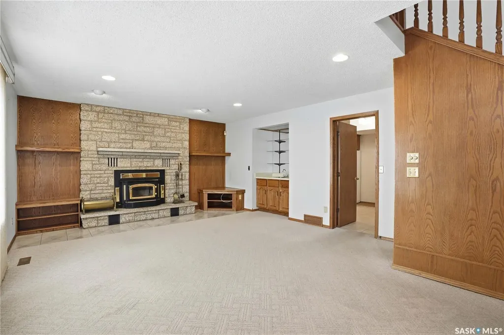 238 S Avenue N Saskatoon SK S7L 2Z8