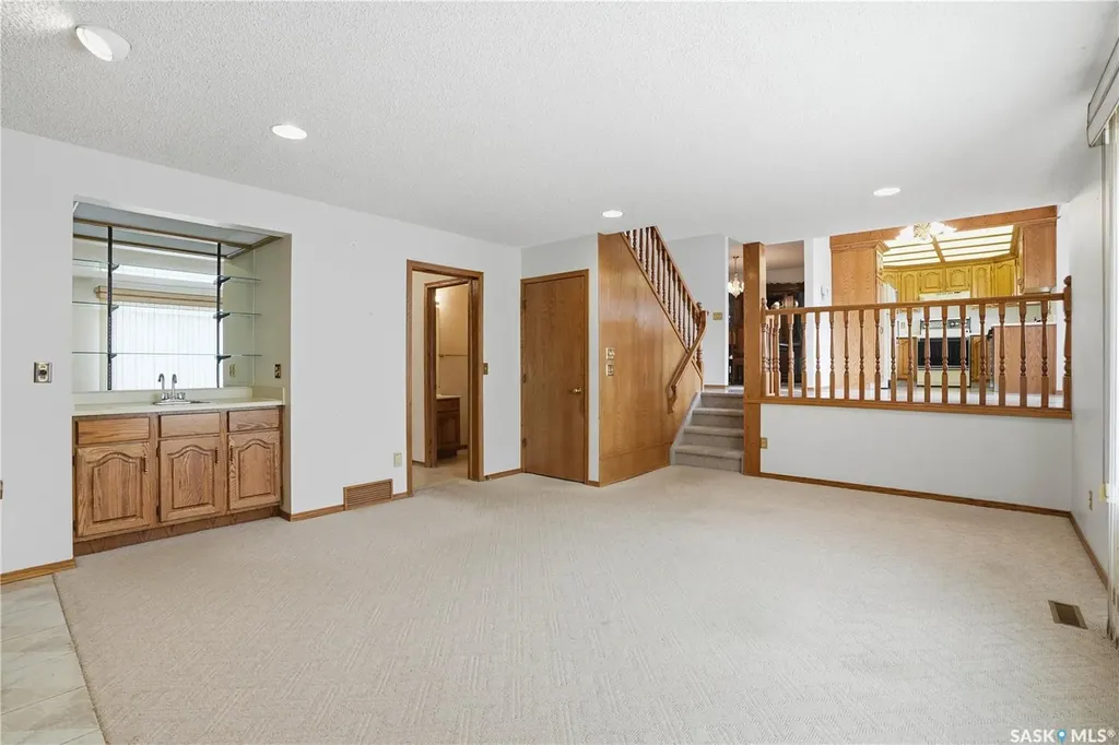 238 S Avenue N Saskatoon SK S7L 2Z8